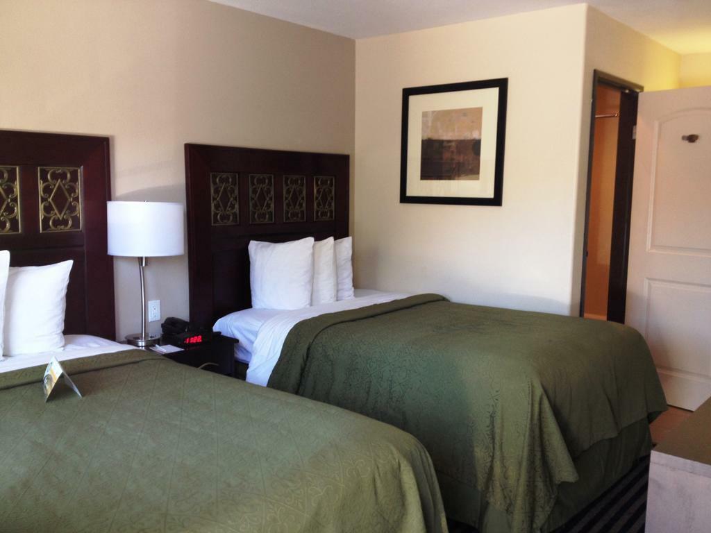 Americas Best Value Inn & Suites Escondido Exteriör bild